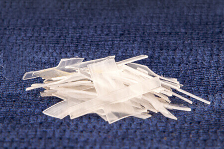 gebrauchtes Polyester wird gewaschen und geschreddert